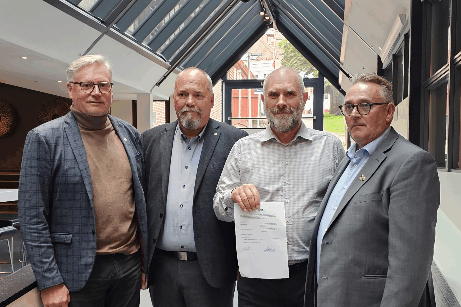 Fire menn i en gang. Forhandlingslederne for partene (f.v.) tariffleder Jan-Erik Lundby (NSF), r&aring;dgiver Frank Winnberg (Dnmf), fung. adm. dir. Kjell Hauge (Kystrederiene) og adm. dir. Hans Sande (NSOF)