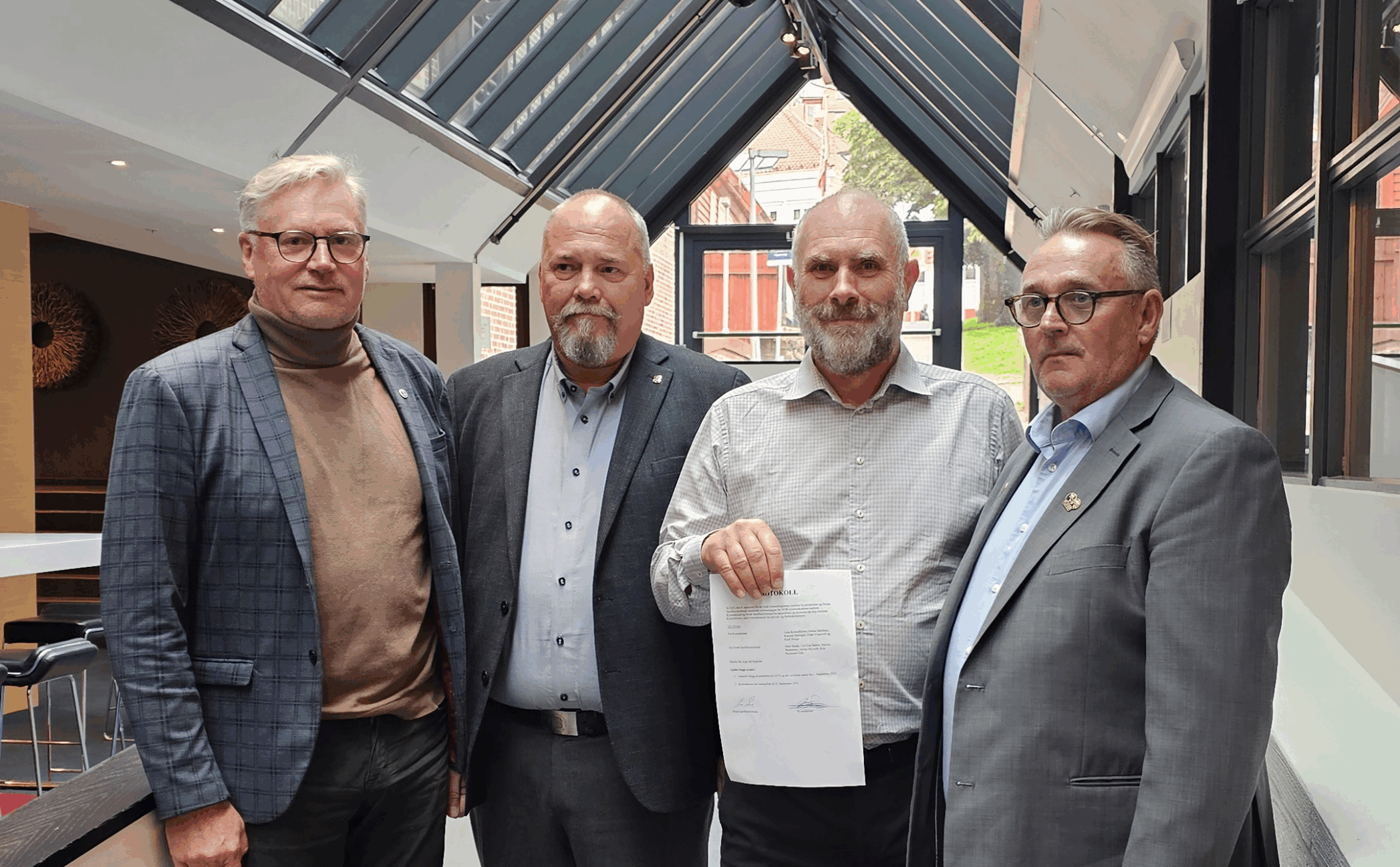 Fire menn i en gang. Forhandlingslederne for partene (f.v.) tariffleder Jan-Erik Lundby (NSF), rådgiver Frank Winnberg (Dnmf), fung. adm. dir. Kjell Hauge (Kystrederiene) og adm. dir. Hans Sande (NSOF)