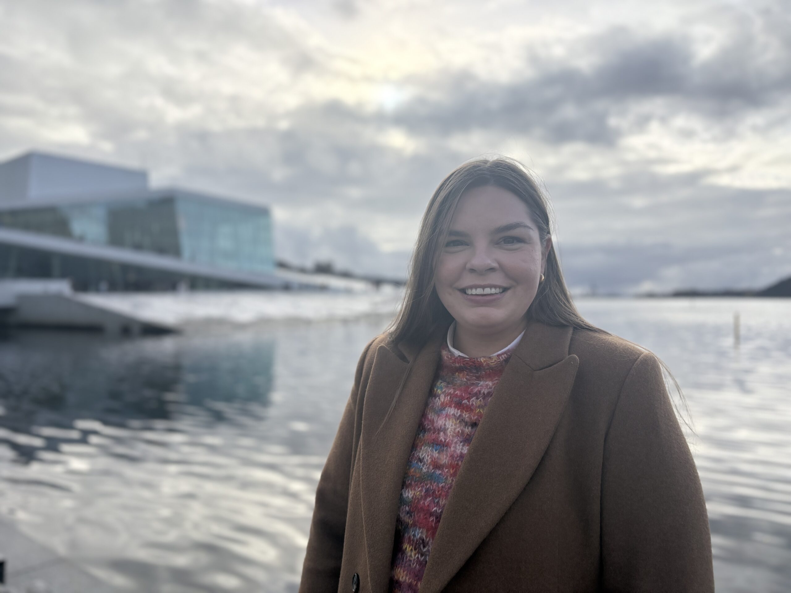 Daglig leder i Biomarint Forum Hanna Bakke-Jensen med sjøen og Operaen i bakgrunnen