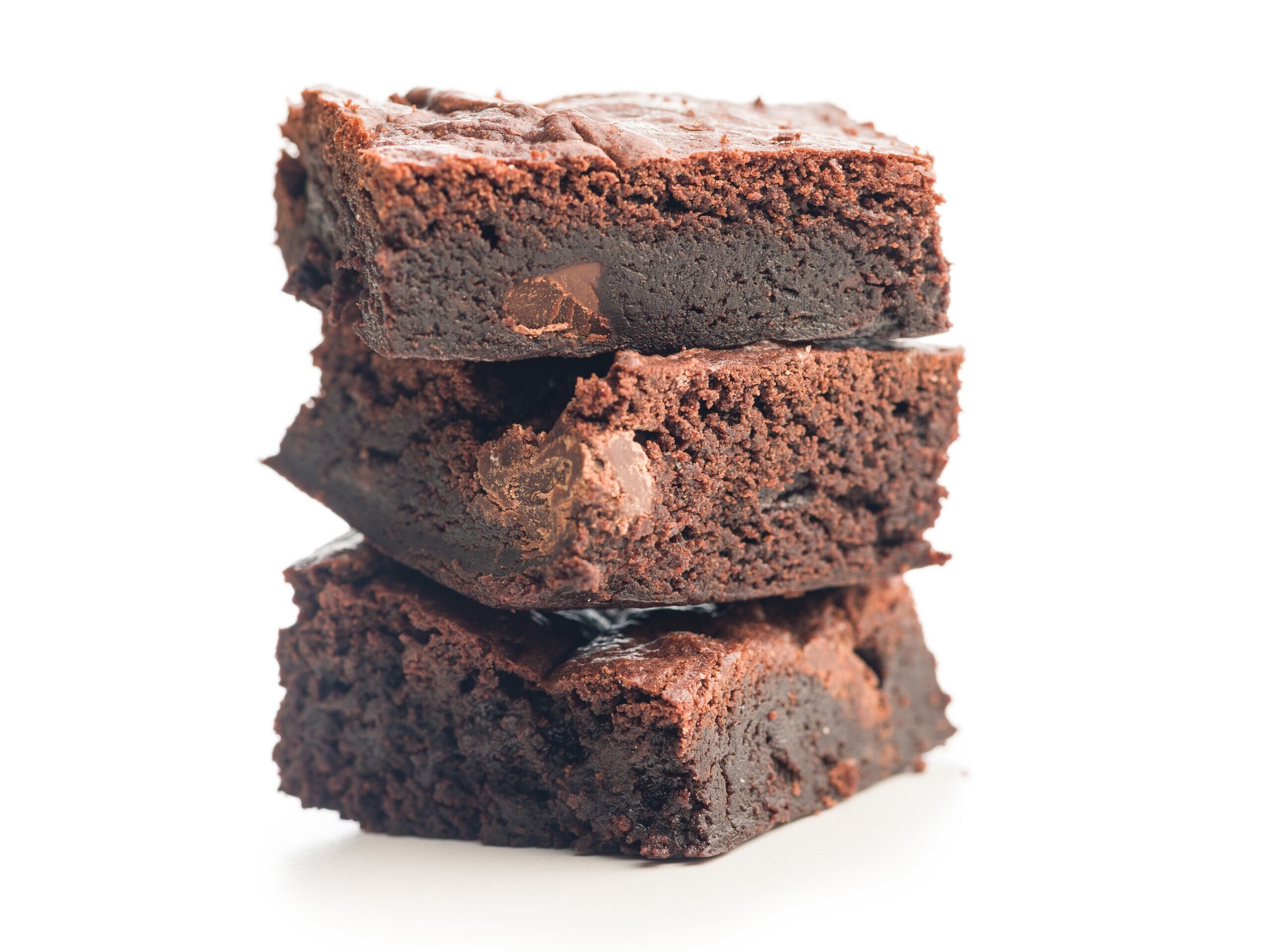 Tre hjemmelagde brownies-biter i et tårn. (Foto: Shutterstock)