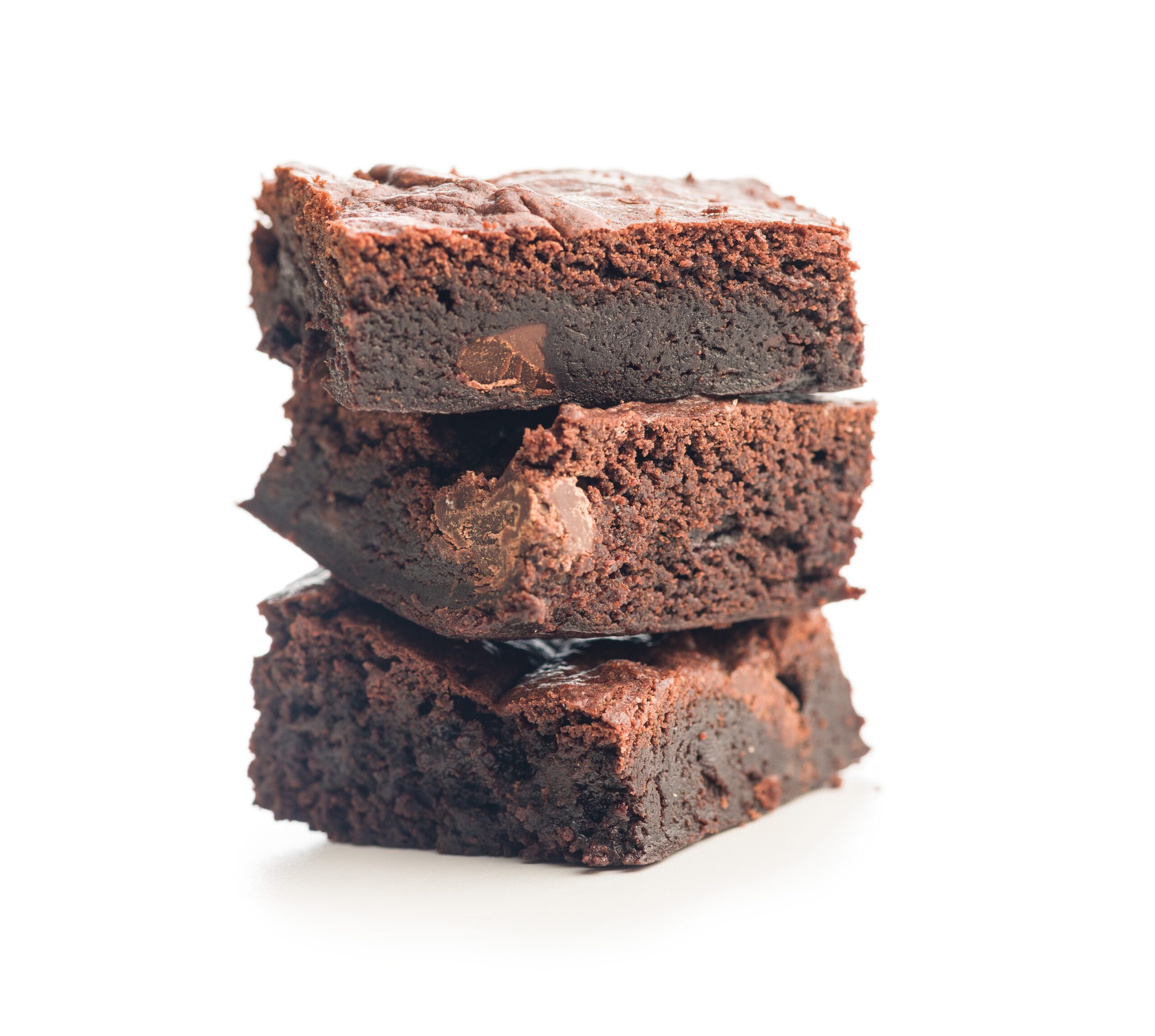 Tre hjemmelagde brownies-biter i et tårn. (Foto: Shutterstock)