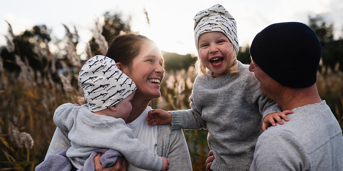 Illustrasjonsfoto for årlig LOfavør-utsendelse. Leende tobarnsfamilie utendørs