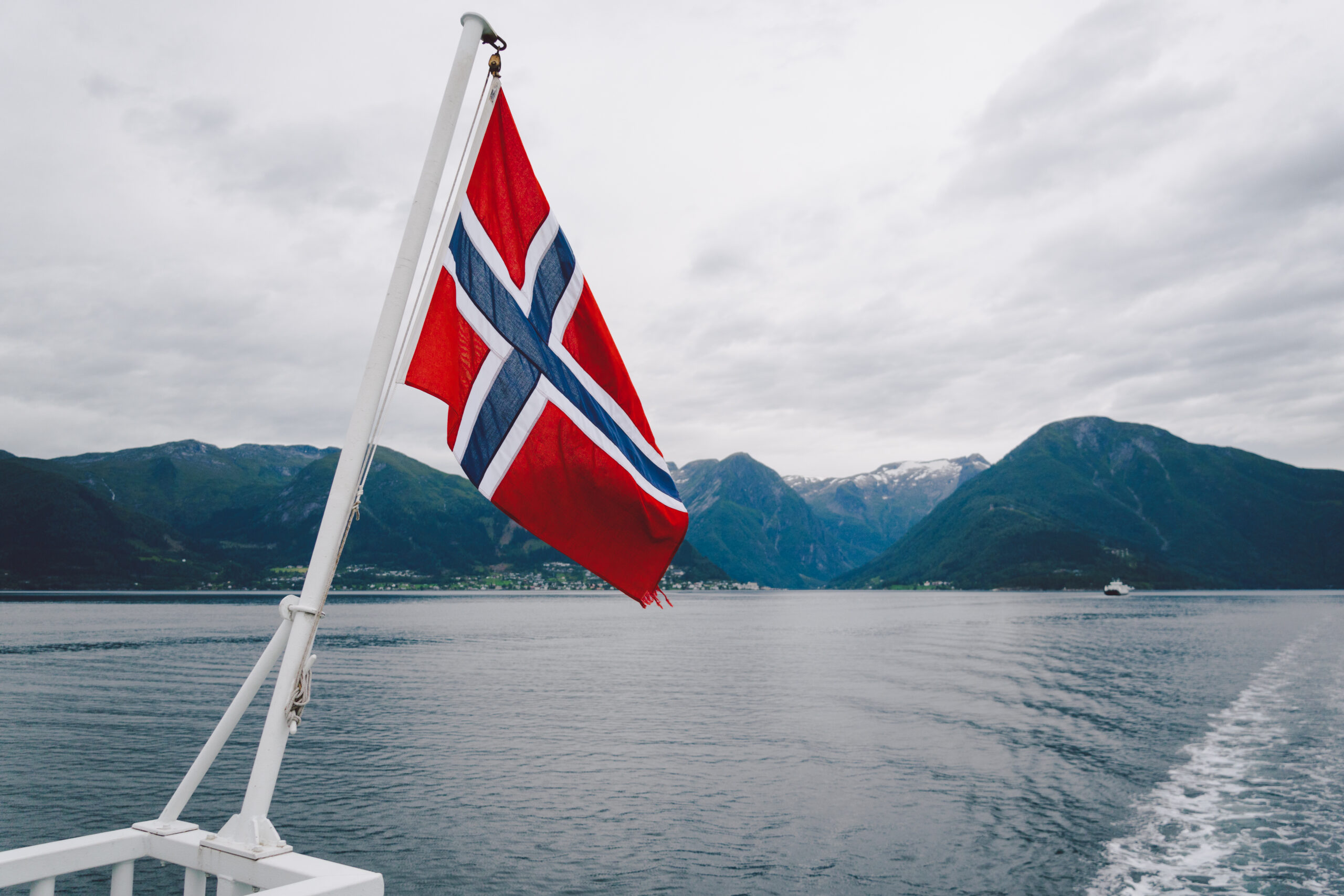 Norsk flagg i hekken p&aring; skip
