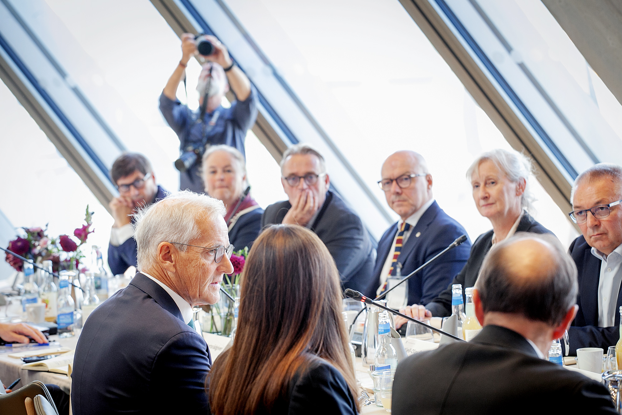 Mennesker i dialog sammen.